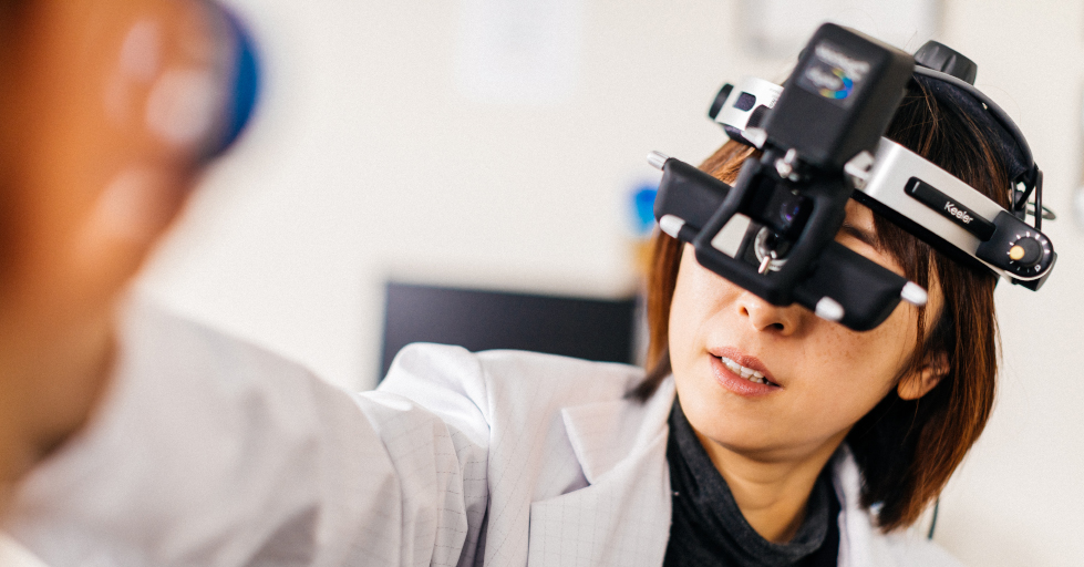 Inspecting the difference between direct and indirect ophthalmoscopes